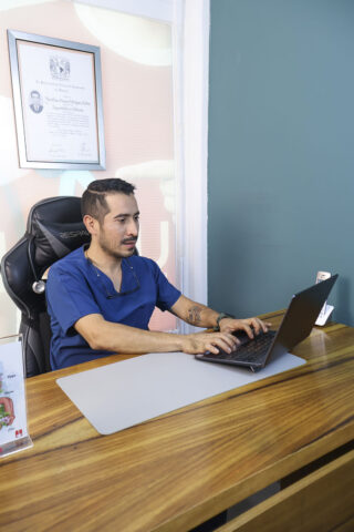 Dr. Jonathan Rodríguez en consulta